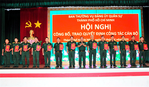 Thường vụ Đảng ủy Quân sự TPHCM trao quyết định cán bộ