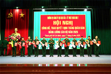 Thường vụ Đảng ủy Cục Hậu cần – Kỹ thuật trao quyết định thăng quân hàm, nâng lương cán bộ