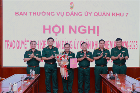 Trao quyết định kiện toàn Đảng ủy Quân khu 7 nhiệm kỳ 2020 - 2025
