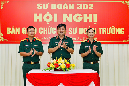 Bàn giao chức trách, nhiệm vụ Sư đoàn trưởng Sư đoàn 302
