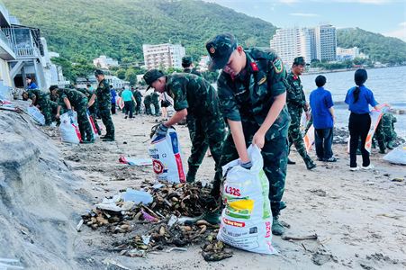 Ban chỉ huy Phòng thủ khu vực 5 - Tam Long, Bộ Tư lệnh TPHCM chung tay làm sạch môi trường biển