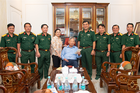 Thiếu tướng Lê Xuân Thế thăm, tặng quà Thủ trưởng Bộ Tư lệnh Quân khu 7 qua các thời kỳ