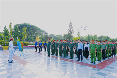 Bộ Tư lệnh Quân khu 7 viếng Nghĩa trang liệt sĩ tỉnh Lâm Đồng