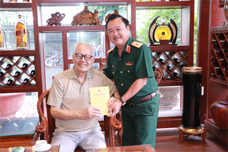 Thiếu tướng Trần Vinh Ngọc thăm, tặng quà thủ trưởng Bộ Tư lệnh Quân khu qua các thời kỳ