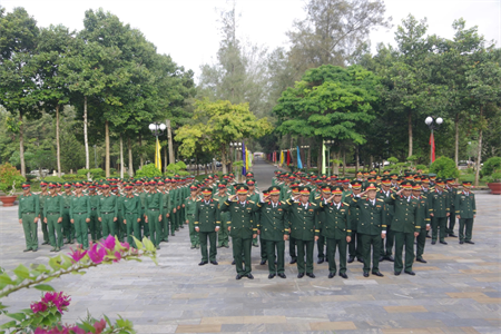 Cán bộ, chiến sĩ Sư đoàn 5 viếng các anh hùng liệt sĩ tại Nghĩa trang liệt sĩ đồi 82