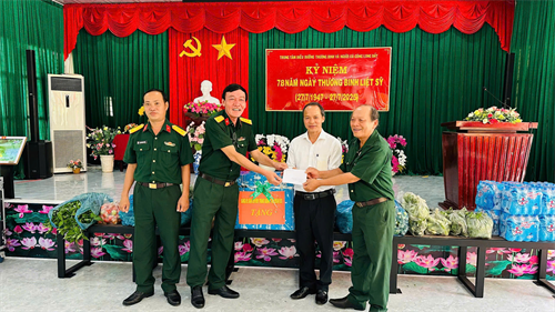 Trung đoàn Minh Đạm thăm, tặng quà Trung tâm điều dưỡng thương binh và người có công Long Đất