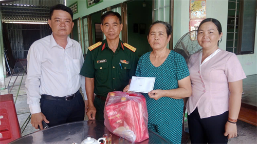Đội K73, Bộ CHQS tỉnh Tây Ninh thăm, tặng quà các gia đình chính sách trên địa bàn đóng quân