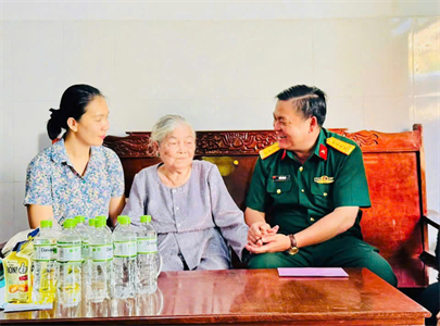 Lãnh đạo TPHCM thăm, tặng quà gia đình chính sách tại xã Châu Đức và phường Tam Long