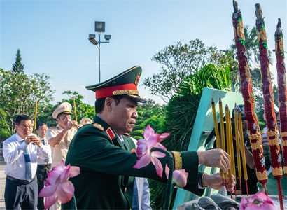 Lãnh đạo Quân khu 7 và TPHCM dâng hương tưởng niệm các liệt sĩ