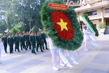 Thiếu tướng Trần Chí Tâm dâng hương tưởng niệm các anh hùng liệt sĩ tại Đền tưởng niệm Liệt sĩ Bến Dược