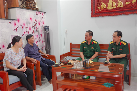 Đại tá Lê Xuân Bình thăm, tặng quà các đồng chí nguyên lãnh đạo Quân khu 7