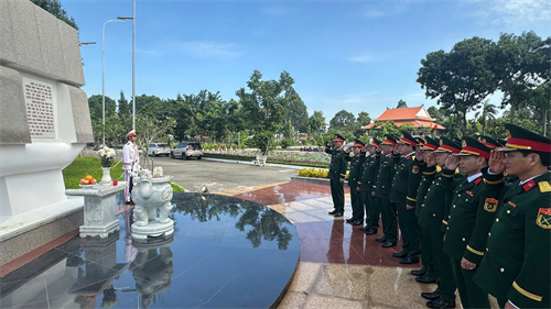 Ban Chỉ huy Phòng thủ khu vực 1 – Long Bình viếng nghĩa trang liệt sĩ
