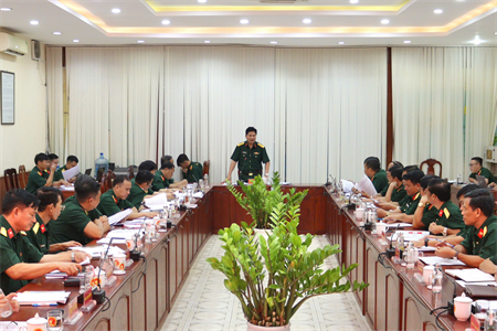 Cục Chính trị Quân khu thẩm định các bài phát biểu tham luận tại Đại hội đại biểu Đảng bộ Quân khu lần thứ XI