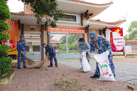 Vùng 2 Hải quân ra quân lao động, vệ sinh môi trường tại xã Long Sơn
