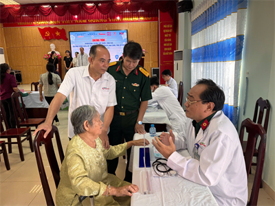 Bệnh viện Quân y 7A khám bệnh, cấp thuốc, tặng quà gia đình chính sách xã Long Cang, tỉnh Tây Ninh