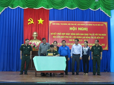 Ban CHQS thị xã Bến Cát, tỉnh Bình Dương: Sơ kết công tác phối hợp hoạt động với các đoàn thể