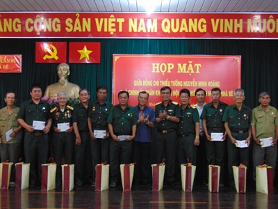 Thiếu tướng Nguyễn Minh Hoàng, Phó chính ủy Quân khu 7 tặng quà cựu chiến binh huyện Nhà Bè