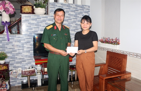 Ban CHQS thị xã Dĩ An, tỉnh Bình Dương: Tặng quà gia đình quân nhân đang làm nhiệm vụ tại Trường Sa