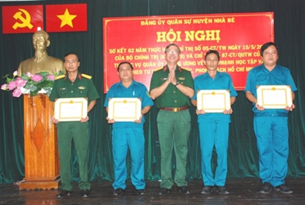 Khen thưởng 14 tập thể, cá nhân LLVT huyện Nhà Bè học tập và làm theo Bác Hồ