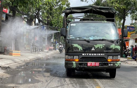 Bộ đội Phòng hóa Quân khu 7 phun thuốc khử khuẩn tại quận Bình Tân