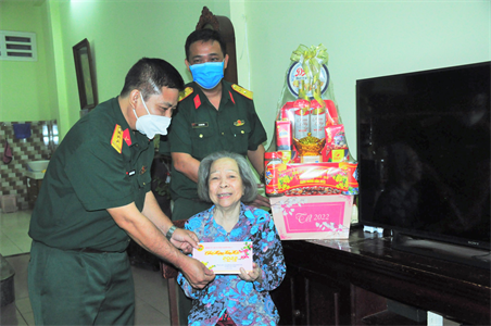 Bộ Tư lệnh Quân khu 7 chúc Tết gia đình thân nhân các đồng chí nguyên Thủ trưởng Bộ Tư lệnh Quân khu