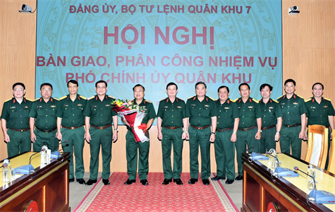 Đảng ủy, Bộ Tư lệnh Quân khu 7 bàn giao, phân công nhiệm vụ Phó Chính ủy Quân khu