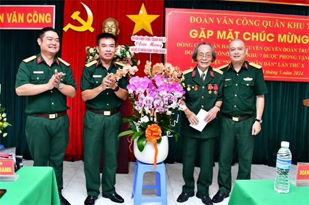 Đoàn Văn công Quân khu 7 gặp mặt chúc mừng Nghệ sĩ Nhân dân Xuân Hanh
