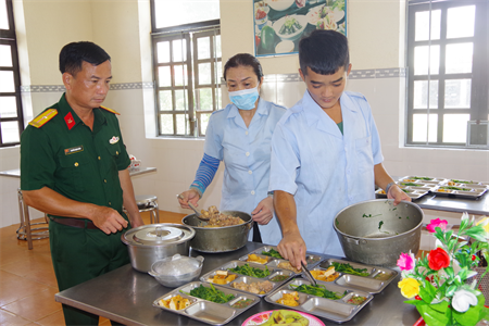 Quản lý bếp yêu nghề, tận tâm phục vụ bữa ăn cho bộ đội