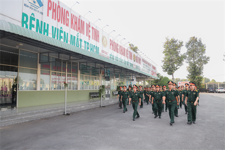 Thủ trưởng Bộ Tư lệnh Quân khu 7 thăm và làm việc tại Bệnh viện Quân y 4 và Sư đoàn 7