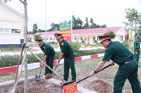 Thiếu tướng Trần Vinh Ngọc dự Lễ phát động trồng cây tại Sư đoàn 5