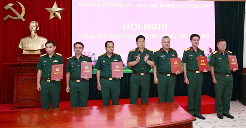 Thường vụ Đảng ủy Cục Chính trị Quân khu 7 công bố, trao quyết định công tác cán bộ