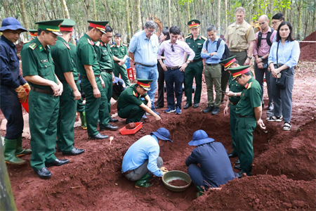 Tham quan, đối chiếu thực địa vị trí an táng ban đầu của các liệt sĩ tại sân bay xã Lộc Ninh, tỉnh Đồng Nai