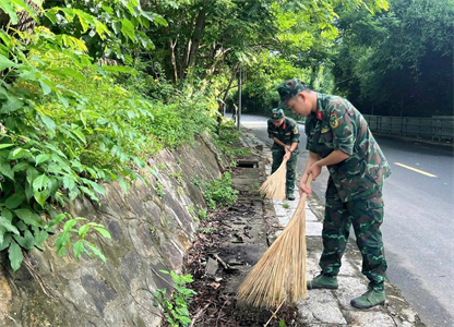 Đại đội Pháo Phòng không 37 ra quân vệ sinh môi trường