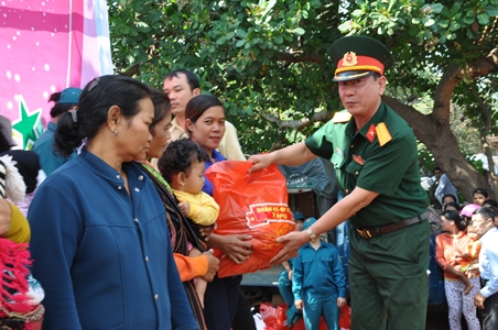 ​Đoàn Kinh tết – Quốc phòng 778 tổ chức tặng quà và ăn tết với đồng bào vùng dự án
