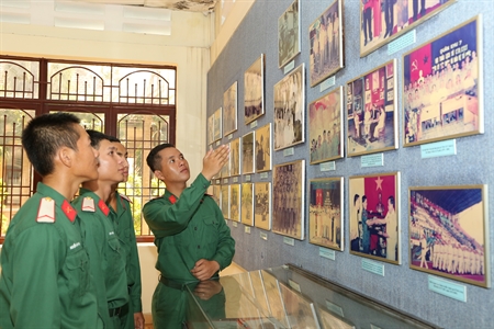 Hạ sĩ quan - chiến sĩ Cục Chính trị Quân khu 7 tham quan Bảo tàng miền Đông Nam Bộ
