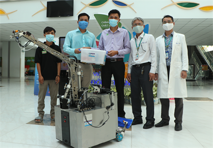 Đại diện Bệnh viện Nhi đồng Thành phố tiếp nhận robot khử khuẩn.