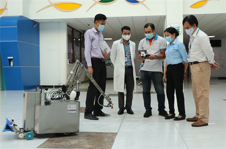 Nhân viên y tế Bệnh viện Nhi đồng Thành phố tập huấn sử dụng robot khử khuẩn.