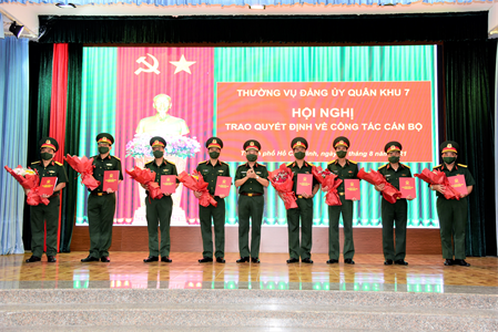 Quân khu 7 trao quyết định bổ nhiệm, nâng lương, thăng quân hàm sĩ quan cao cấp
