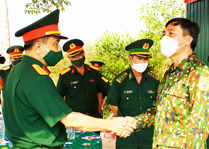 Đại tá Trần Đức Thắng, Phó Chủ nhiệm Chính trị Quân khu thăm, tặng quà lực lượng thực hiện nhiệm vụ trên tuyến biên giới tỉnh Tây Ninh