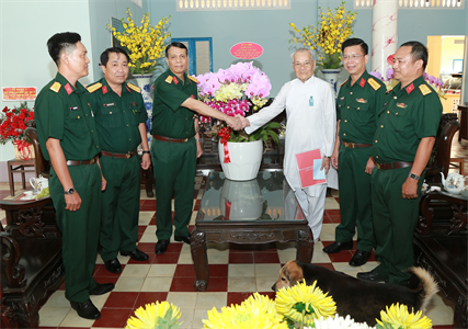 Bộ Tư lệnh Quân khu 7 chúc mừng sinh nhật ngài Đầu sư Thượng Tám Thanh