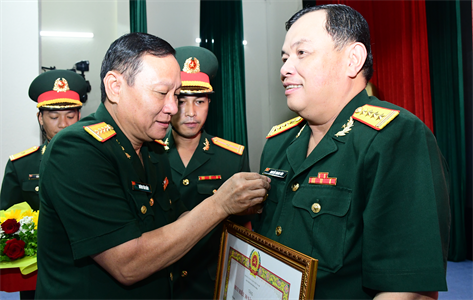 Đại tá Nguyễn Thanh Tâm, Chủ nhiệm Hậu cần Quân khu nhận Huy hiệu 30 năm tuổi Đảng