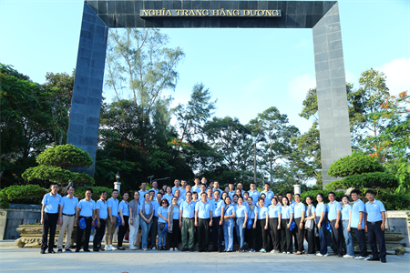 Công ty Đông Hải dâng hương viếng các anh hùng liệt sĩ tại Nghĩa trang Liệt sĩ Hàng Dương