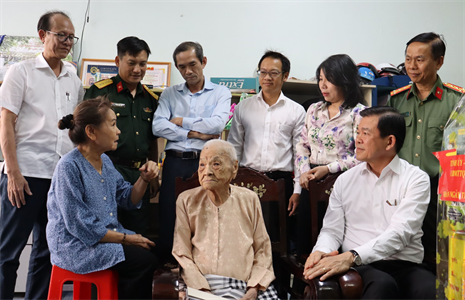 Bí thư Tỉnh ủy Đồng Nai thăm, tặng quà người có công tại thành phố Biên Hòa