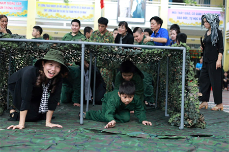 Lữ đoàn 657 thăm, tặng quà, giao lưu tại Trường Chuyên biệt Ánh Dương