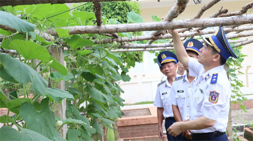 Cảnh sát biển Việt Nam kiểm tra sẵn sàng chiến đấu, chúc Tết tại Kiên Giang