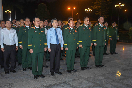 ​Bộ Tư lệnh Quân khu dâng hương Đài tưởng niệm Chủ tịch Hồ Chí Minh