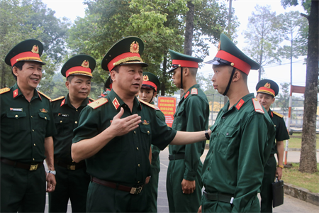 Đoàn công tác Tổng cục Hậu cần - Kỹ thuật thăm, động viên chiến sĩ mới