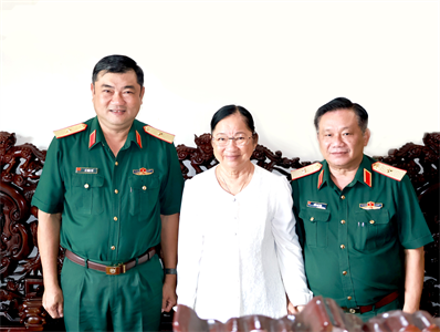 Thủ trưởng Bộ Tư lệnh Quân khu 7 thăm, tặng quà nhân kỷ niệm 78 năm Ngày Thương binh - Liệt sĩ