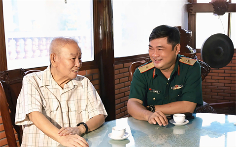 Thiếu tướng Lê Xuân Thế, Tư lệnh Quân khu 7 thăm Đại tướng Lê Văn Dũng