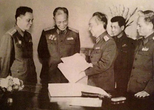 Kỷ niệm 102 năm Ngày sinh Đại tướng Lê Trọng Tấn (1/10/1914 - 1/10/2016): Hai trận đánh xứng đáng hai lần anh hùng